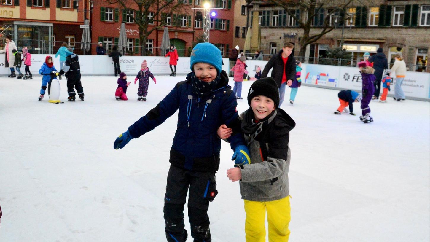 Rutschen und Schlittern ausdrücklich erwünscht: Für drei Wochen öffnet am 18. Januar die Schwabacher Kunsteisbahn auf dem Königsplatz. Geöffnet ist sie von 14 bis 19 Uhr, das dazugehörige Winterdorf öffnet schon um 12 Uhr. Rutschen und Schlittern ausdrücklich erwünscht: Für drei Wochen öffnet am 18. Januar die Schwabacher Kunsteisbahn auf dem Königsplatz. Geöffnet ist sie von 14 bis 19 Uhr, das dazugehörige Winterdorf öffnet schon um 12 Uhr.