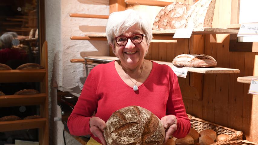 Lucia Mehl findet man vor allem vorn im Laden. Mit viel guter Laune verkauft sie die Leckereien – in der Bäckerei steckt ihr ganzes Herzblut. 