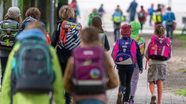 Schulkinder auf dem Schulweg