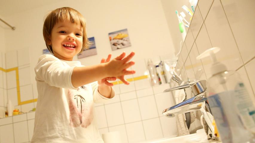 Kinder müssen lernen, wie sie sich gründlich waschen. So können sie selbst das Infektionsrisiko senken.