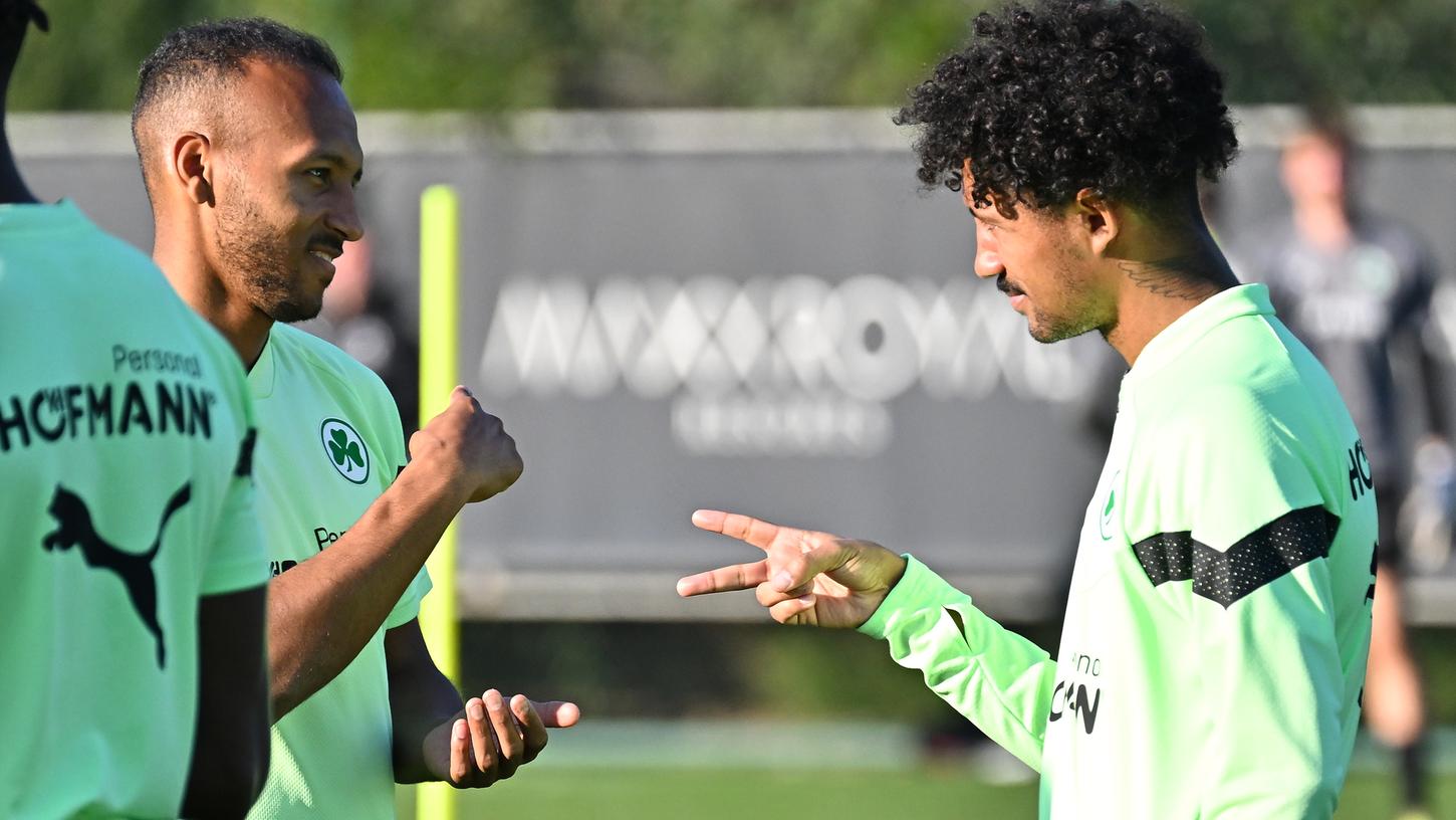 Ciao, Ju: Jeremy Dudziak (rechts) verabschiedet sich von Julian Green und seinen anderen Kollegen beim Kleeblatt. Ciao, Ju: Jeremy Dudziak (rechts) verabschiedet sich von Julian Green und seinen anderen Kollegen beim Kleeblatt.