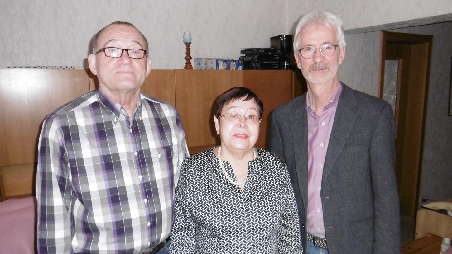 Am Freitag, 20.01.2023, feierte das aus der Ukraine stammende Ehepaar Kulyk  Mykola und Rokytska Lidiia sein 50-jähriges Ehejubiläum. Unter den Gratulanten  war auch der Erste Bürgermeister von Hilpoltstein, Markus Mahl (rechts).   
