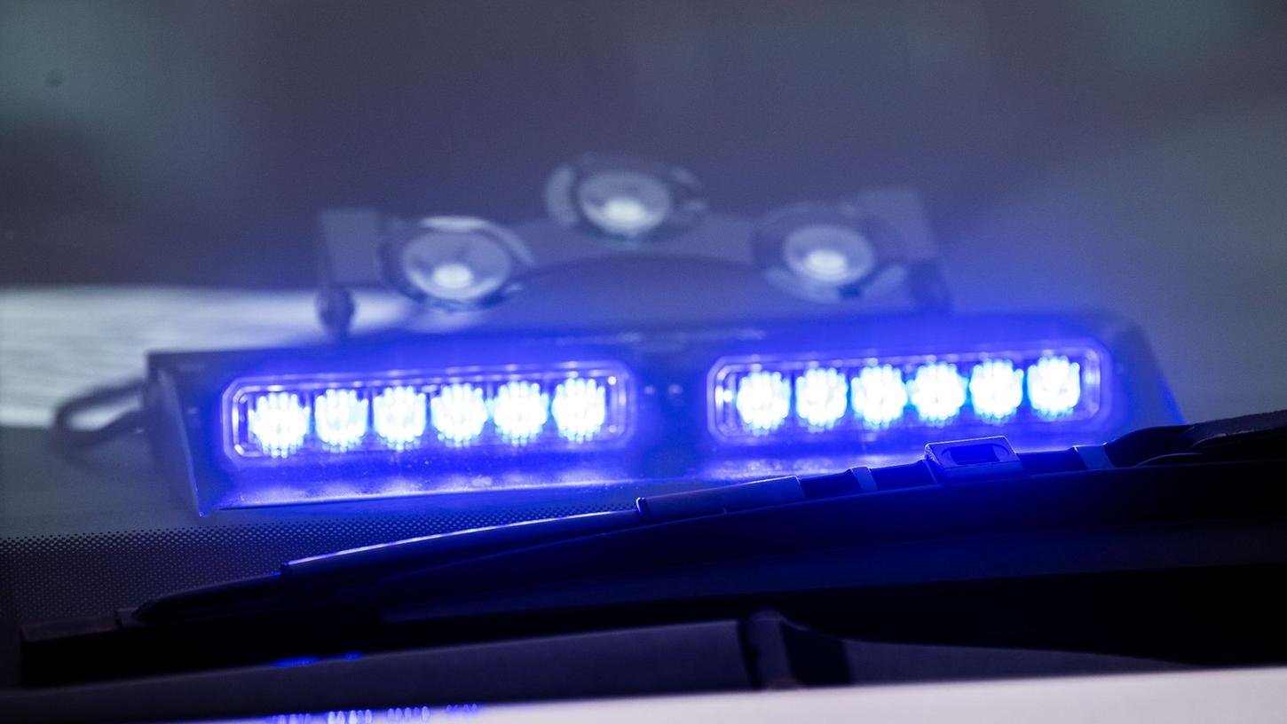 Mit über zwei Promille hinterm Steuer: Die Polizei hat einen Nürnberger aus dem Verkehr gezogen, der im Stadtteil Worzeldorf parkende Fahrzeuge gerammt hat und in einen Gartenzaun gefahren ist. 