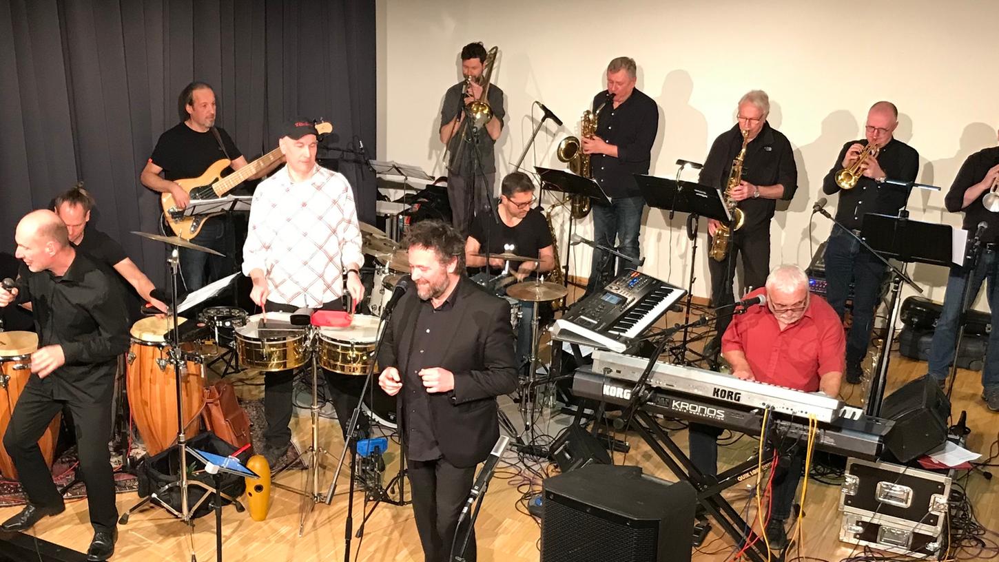 Die zwölf Musiker von Hot Cargo ließen den Bürgersaal in Behringersdorf erbeben. Der Abend bot ein Konzert der Extraklasse.