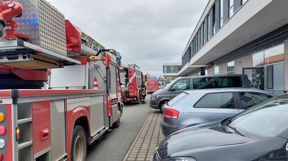 Großeinsatz der Feuerwehr im Geschäftszentrum im Stadtteil Röthelheimpark in Erlangen