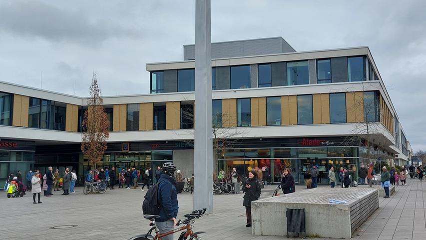 Die Geschäfte am George-Marshall-Platz im Röthelheimpark mussten evakuiert werden, weil es einen Brandmeldealarm gab. Die Feuerwehr aber hatte alles im Griff. 