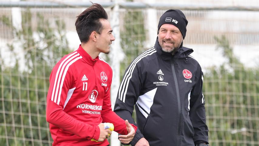 Positiv denken: Trainer Markus Weinzierl (mit Jens Castrop) blickt der Rückrunde optimistisch entgegen.