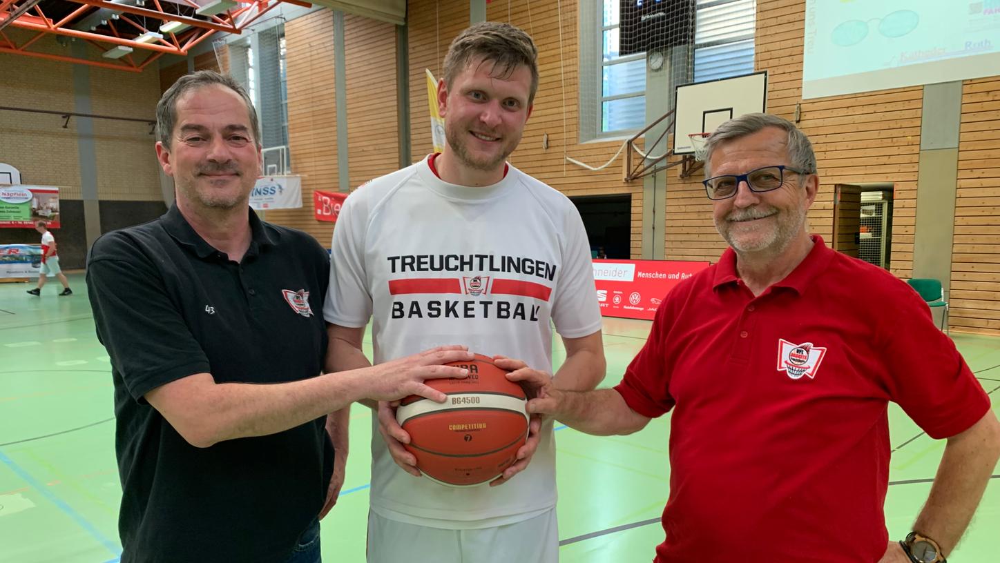Künftig nicht mehr gemeinsam für die VfL-Baskets Treuchtlingen am Ball: Trainer Stephan Harlander sowie die beiden Spartenleiter Stefan Schmoll und Josef Ferschl (von links) trennen sich „im sehr guten Miteinander“. Künftig nicht mehr gemeinsam für die VfL-Baskets Treuchtlingen am Ball: Trainer Stephan Harlander sowie die beiden Spartenleiter Stefan Schmoll und Josef Ferschl (von links) trennen sich „im sehr guten Miteinander“.