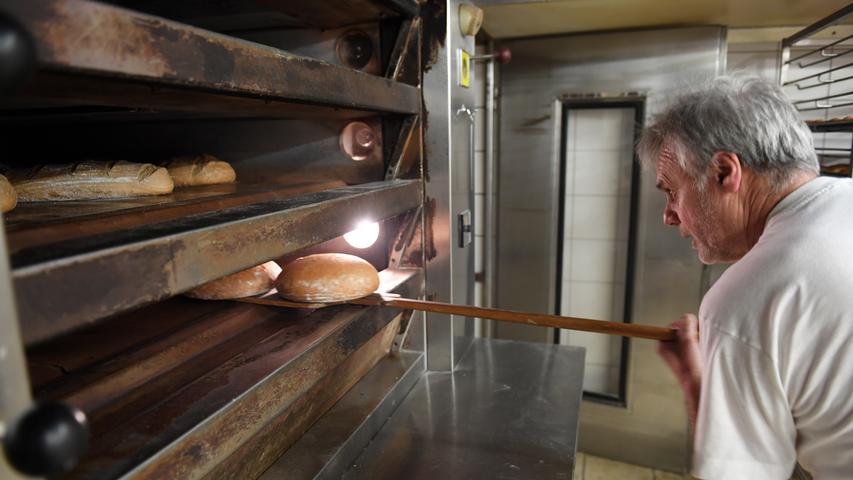 Nicht mehr lang: Die Brote, Brötchen und Baguettes sind fast fertig und können sich noch warm auf den Weg hinter die Theke machen. 