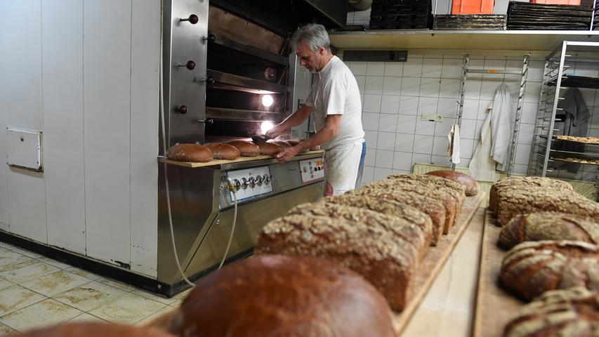Johannes Mehl hat eigentlich E-Technik studiert. Die Bäckerei hat er vor über 40 Jahren von seinen Großeltern übernommen. Heute ist er mit Leib und Seele Bäcker. 
