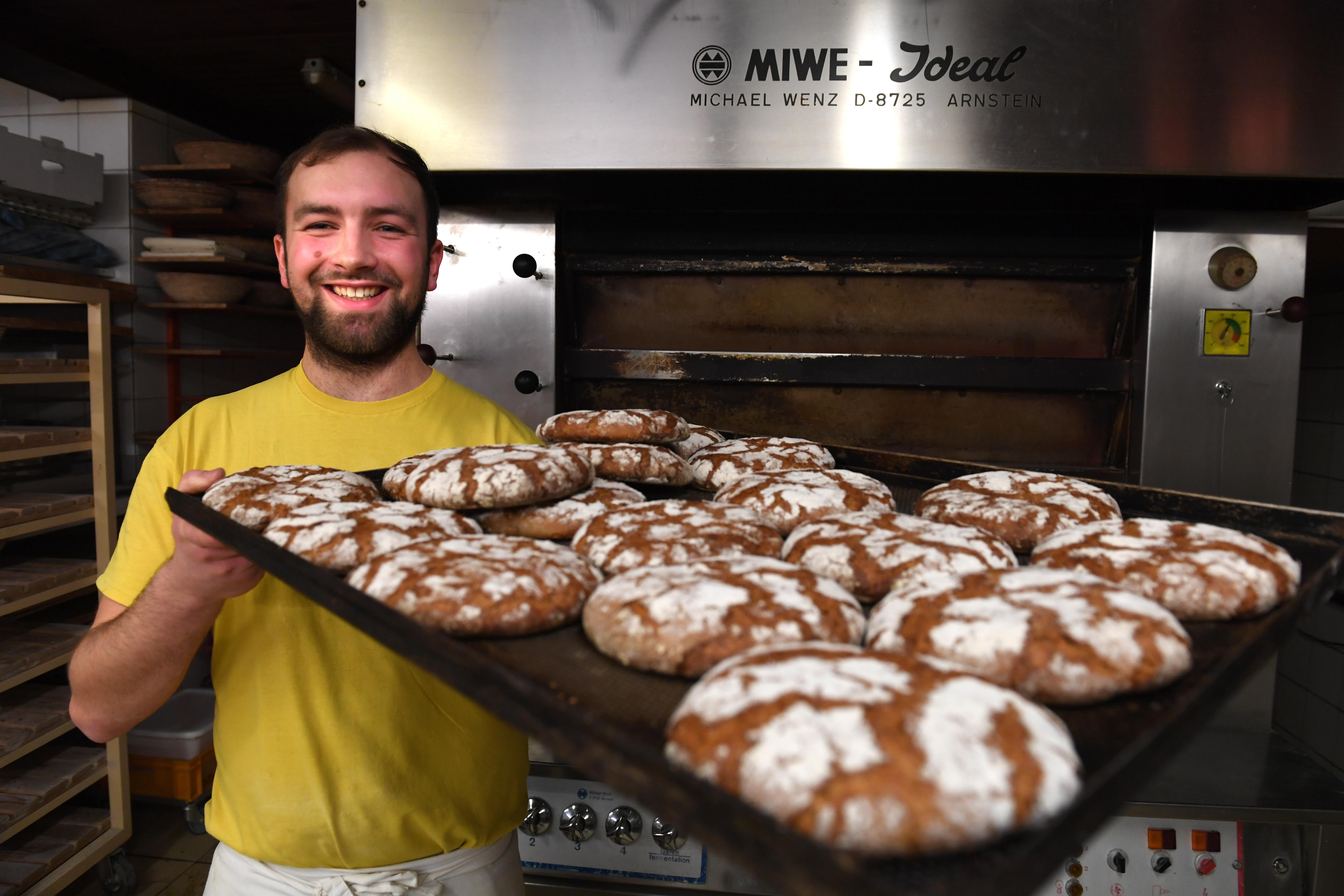 Zu Besuch in der Holzofenbäckerei Mehl in Hetzles: Ein Blick hinter die ...