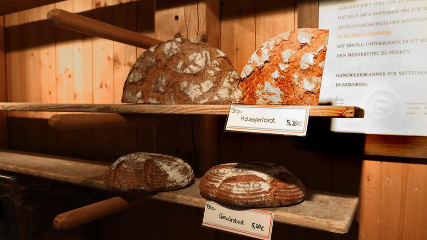 In der Auslage der Bäckerei warten die Brote auf ihre Abnehmer. Lange dauerts nicht – besonders das Holzofenbrot ist sehr beliebt.