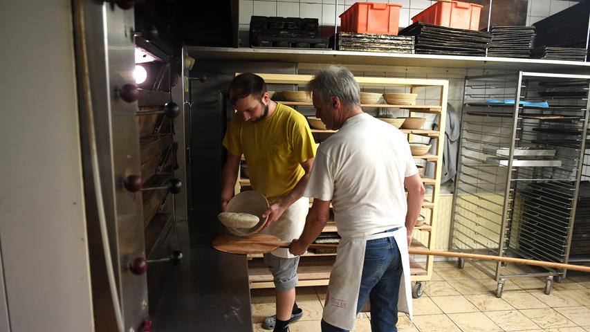 Gemeinsam "schießen" Johannes Mehl und Sebastian Lobenwein die nächsten Brotteige in den Ofen. Rund 80 Stück passen gleichzeitig in das Gerät.
