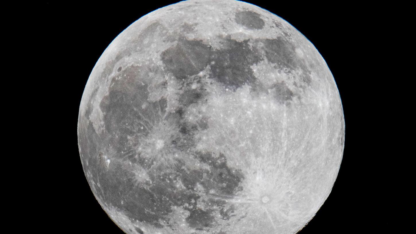 Auf dem Mond ticken die Uhren anders. Auf dem Mond ticken die Uhren anders.