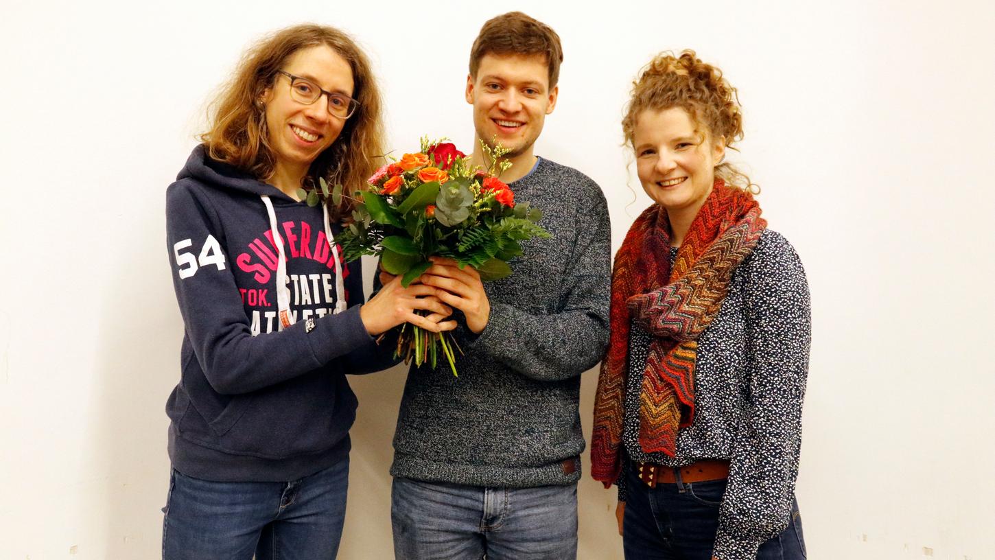 Der frisch gewählte Direktkandidat Lukas Eitel mit Kreissprecherin Josephine Taucher (links) und Landessprecherin Kathrin Flach Gomez (rechts).   