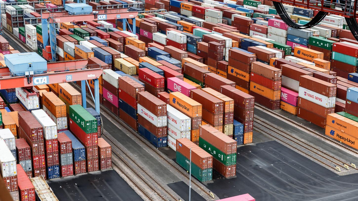 Ein Junge aus Bangladesh war nach einem Versteckspiel mit seinen Freunden für mehrere Tage in einem Schiffscontainer eingesperrt. (Symbolbild) Ein Junge aus Bangladesh war nach einem Versteckspiel mit seinen Freunden für mehrere Tage in einem Schiffscontainer eingesperrt. (Symbolbild)