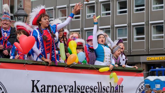 Nach zwei Jahren Corona-Pause: Faschingszüge ziehen durch Nürnbergs Straßen