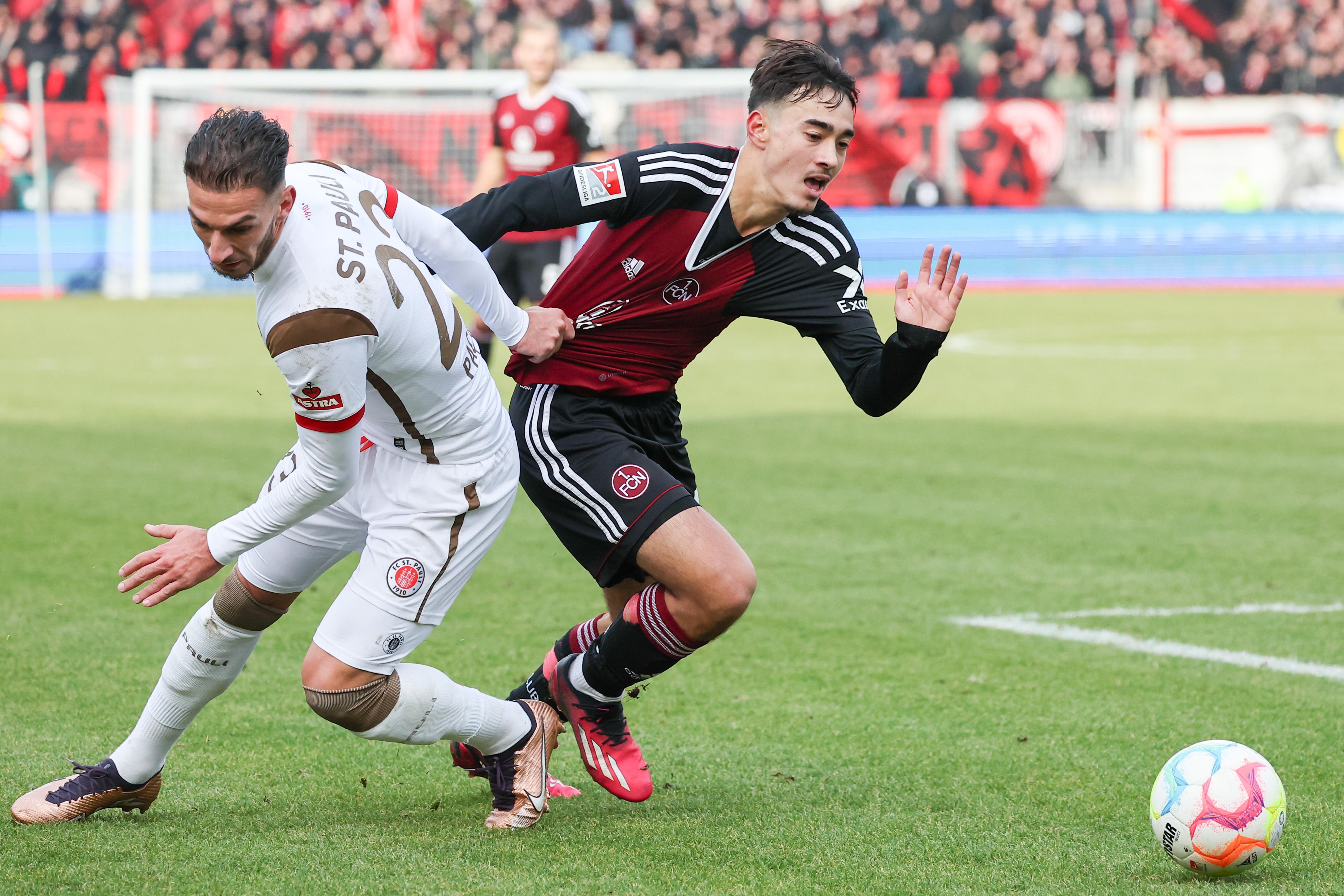 Los geht's! Die Anfangsphase ist ausgeglichen, der Club macht mehr nach vorne, St. Pauli hält dafür mehr den Ball. Die ganz großen Chancen bleiben zu Beginn aber aus. Zumindest bis zur 33. Minute.