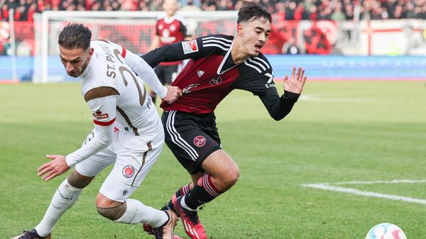 Los geht's! Die Anfangsphase ist ausgeglichen, der Club macht mehr nach vorne, St. Pauli hält dafür mehr den Ball. Die ganz großen Chancen bleiben zu Beginn aber aus. Zumindest bis zur 33. Minute.