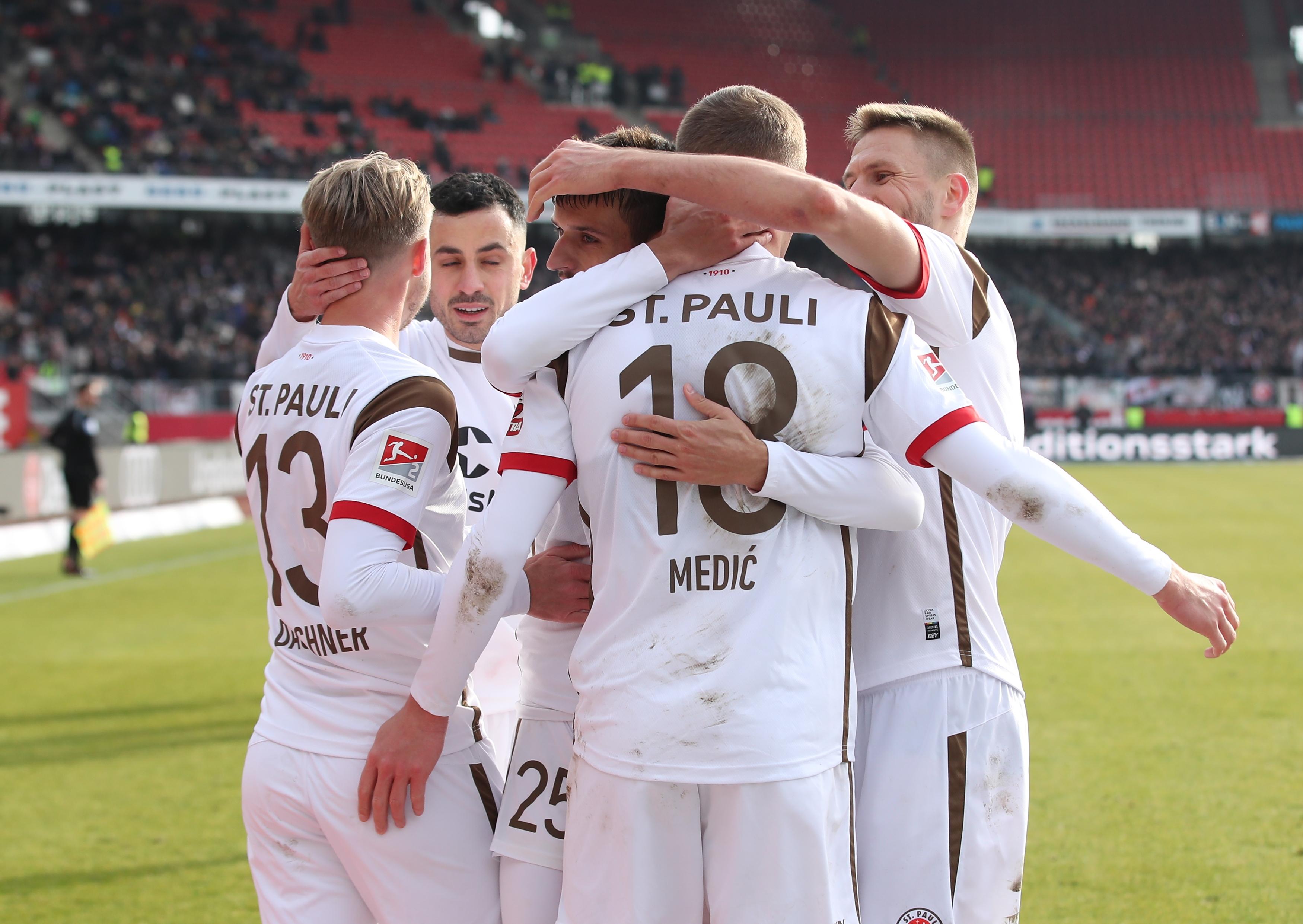 Schlecht aufgepasst von Fabian Nürnberger, der nicht nah genug an seinem Gegenspieler war. Das 1:0 für den FC St. Pauli, der Club läuft nun einem Rückstand hinterher. 