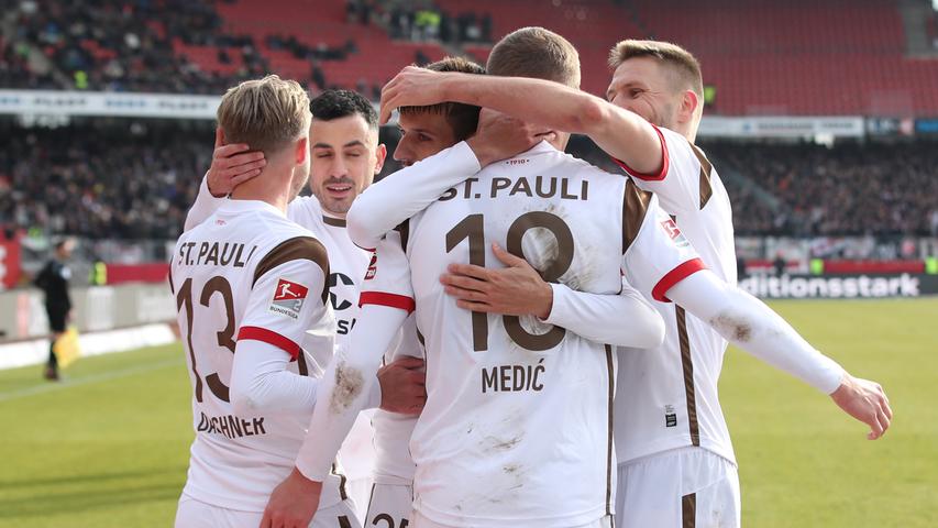Schlecht aufgepasst von Fabian Nürnberger, der nicht nah genug an seinem Gegenspieler war. Das 1:0 für den FC St. Pauli, der Club läuft nun einem Rückstand hinterher. 