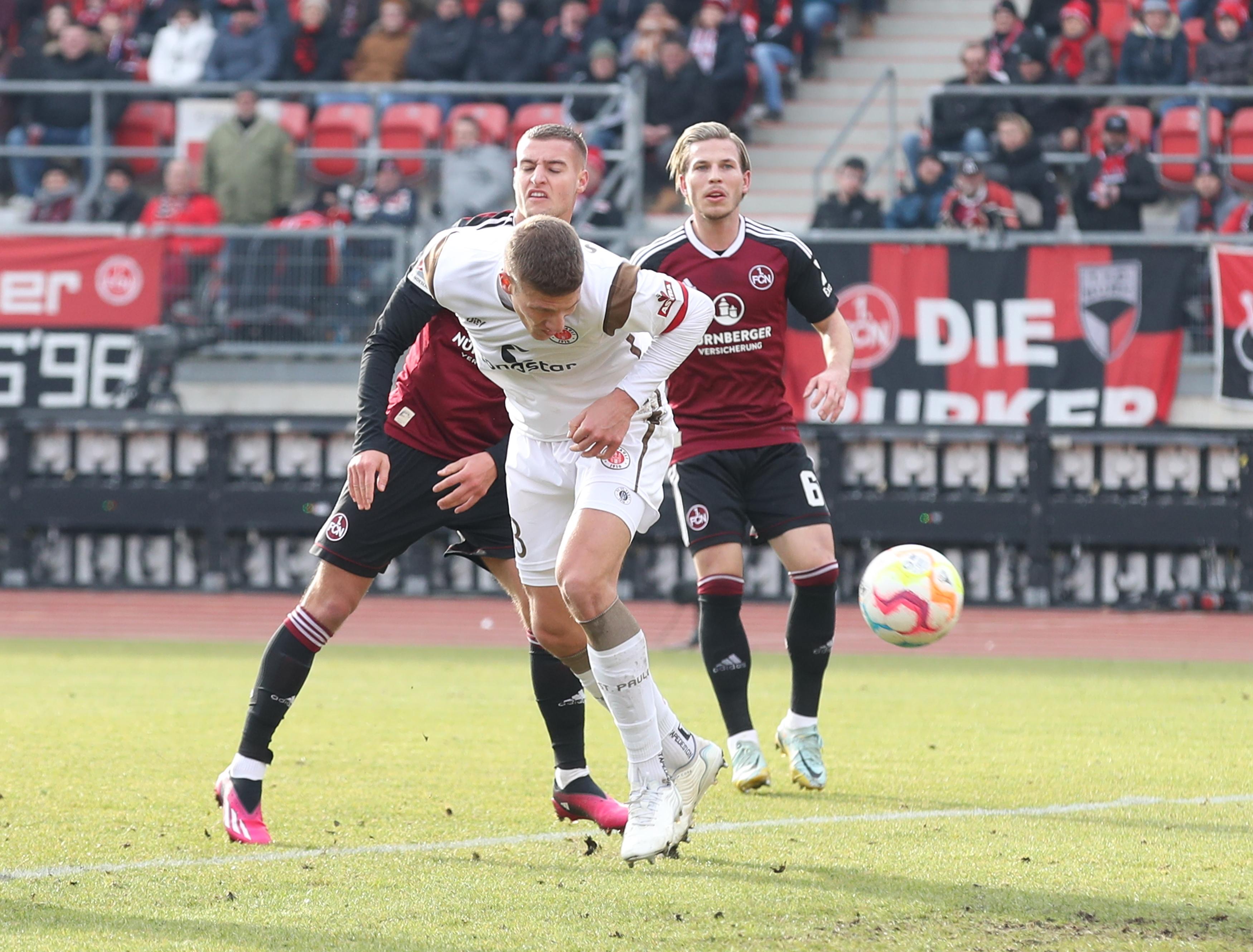 Das tut der FCN aber gut, denn das Team von Markus Weinzierl lässt sich vom Gegentor nicht beeindrucken und macht einfach weiter wie zuvor.