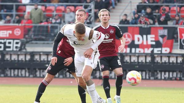 Das tut der FCN aber gut, denn das Team von Markus Weinzierl lässt sich vom Gegentor nicht beeindrucken und macht einfach weiter wie zuvor.