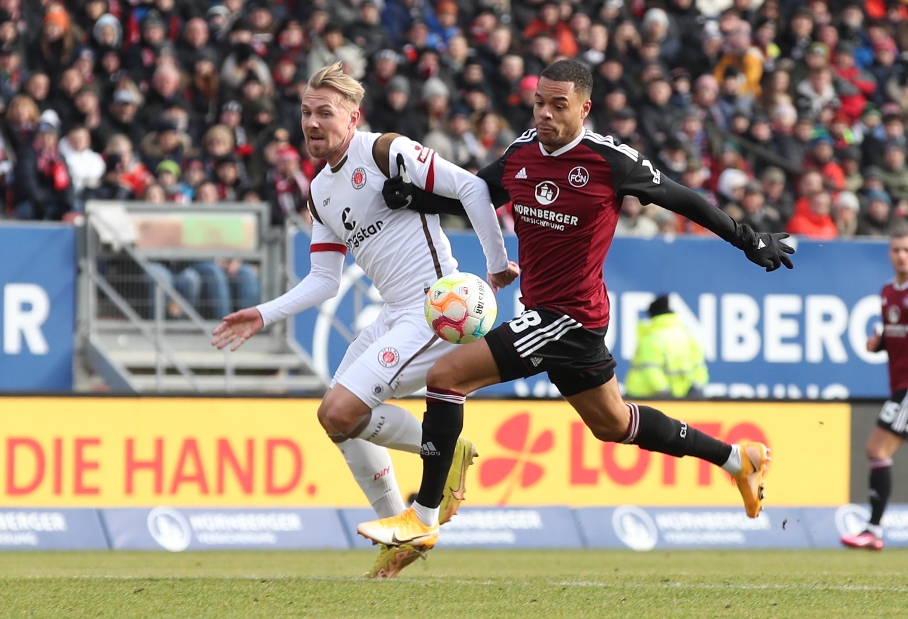 Die Riesenchance auf den Ausgleich vergibt dann Jan Gyamerah in der 39. Minute: Nach einem verlängerten Geis-Freistoß kommt Nürnbergs Rechtsverteidiger zum Abschluss, doch Pauli-Keeper Nikola Vasilj pariert. Es bleibt beim 0:1 aus Nürnberger Sicht.