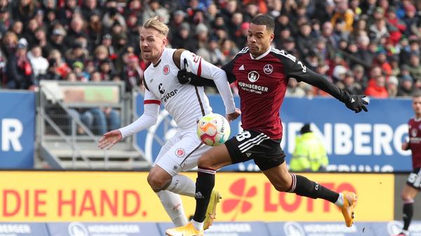 Die Riesenchance auf den Ausgleich vergibt dann Jan Gyamerah in der 39. Minute: Nach einem verlängerten Geis-Freistoß kommt Nürnbergs Rechtsverteidiger zum Abschluss, doch Pauli-Keeper Nikola Vasilj pariert. Es bleibt beim 0:1 aus Nürnberger Sicht.