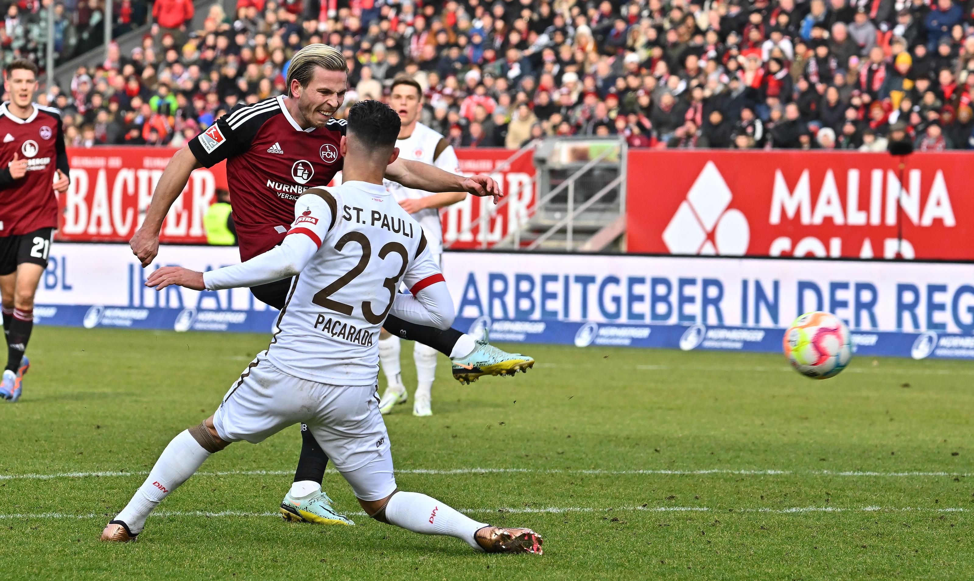 Die zweite Hälfte geht so weiter, wie die erste endet: In der 50. Minute kommt Lino Tempelmann zum Abschluss, sein Versuch außerhalb des Strafraums rauscht aber rechts am Tor vorbei. Der Einsatz stimmt aus Nürnberger Sicht, die Präzision aber noch nicht.