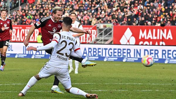 Die zweite Hälfte geht so weiter, wie die erste endet: In der 50. Minute kommt Lino Tempelmann zum Abschluss, sein Versuch außerhalb des Strafraums rauscht aber rechts am Tor vorbei. Der Einsatz stimmt aus Nürnberger Sicht, die Präzision aber noch nicht.