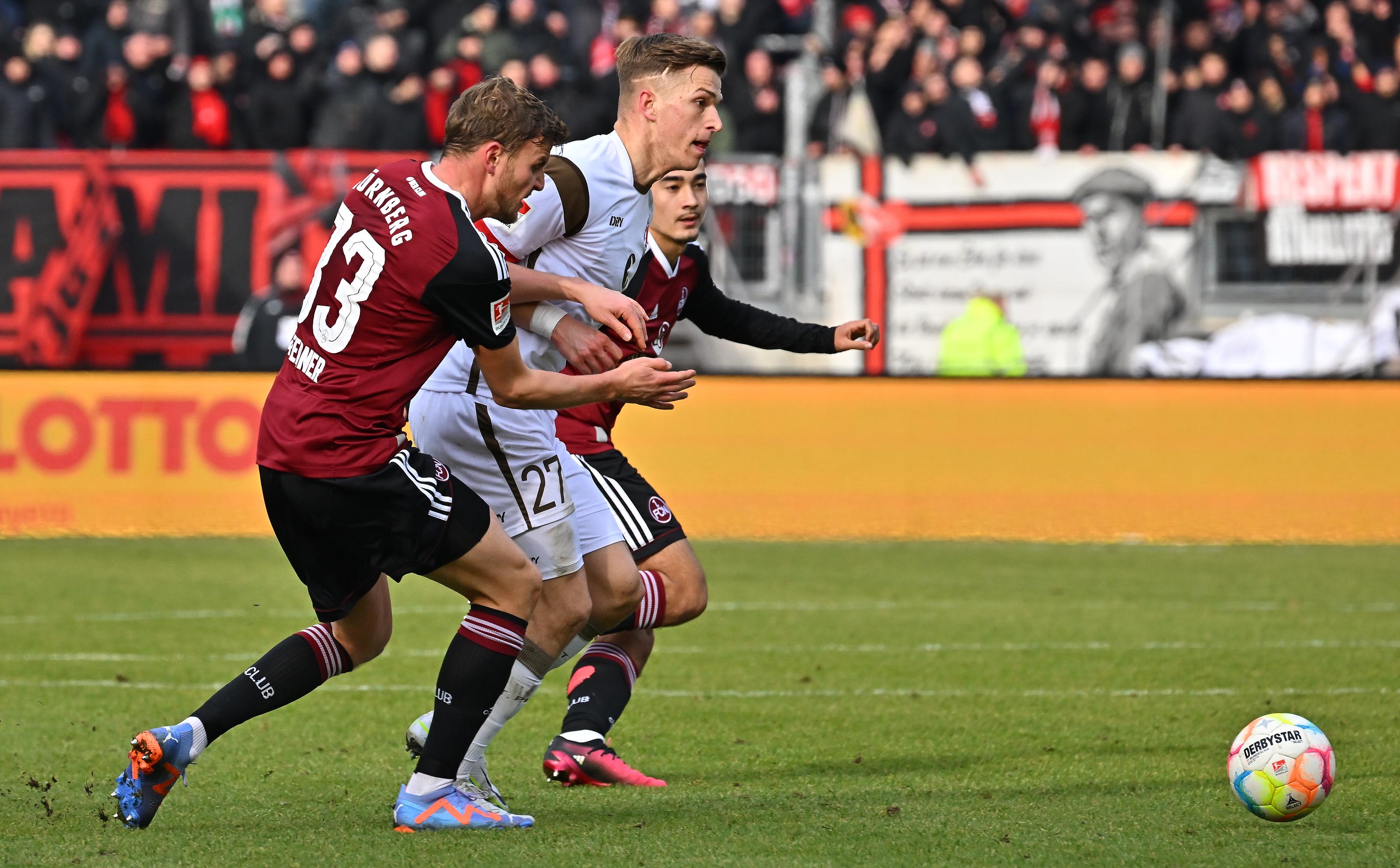 Viel besser wird es in dieser Hinsicht aber auch in den folgenden Minuten nicht. Nach einer guten Stunde bleibt der Druck des FCN stabil, der Ertrag aus diesen Bemühungen ist aber weiterhin übersichtlich. Schafft es der Club, sich für den Aufwand zu belohnen - und vielleicht noch etwas Selbstvertrauen fürs Derby zu tanken?