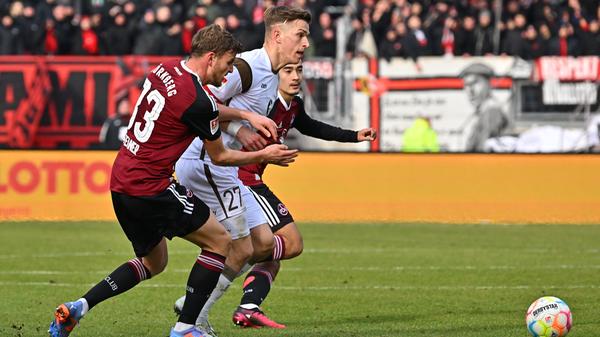 Viel besser wird es in dieser Hinsicht aber auch in den folgenden Minuten nicht. Nach einer guten Stunde bleibt der Druck des FCN stabil, der Ertrag aus diesen Bemühungen ist aber weiterhin übersichtlich. Schafft es der Club, sich für den Aufwand zu belohnen - und vielleicht noch etwas Selbstvertrauen fürs Derby zu tanken?