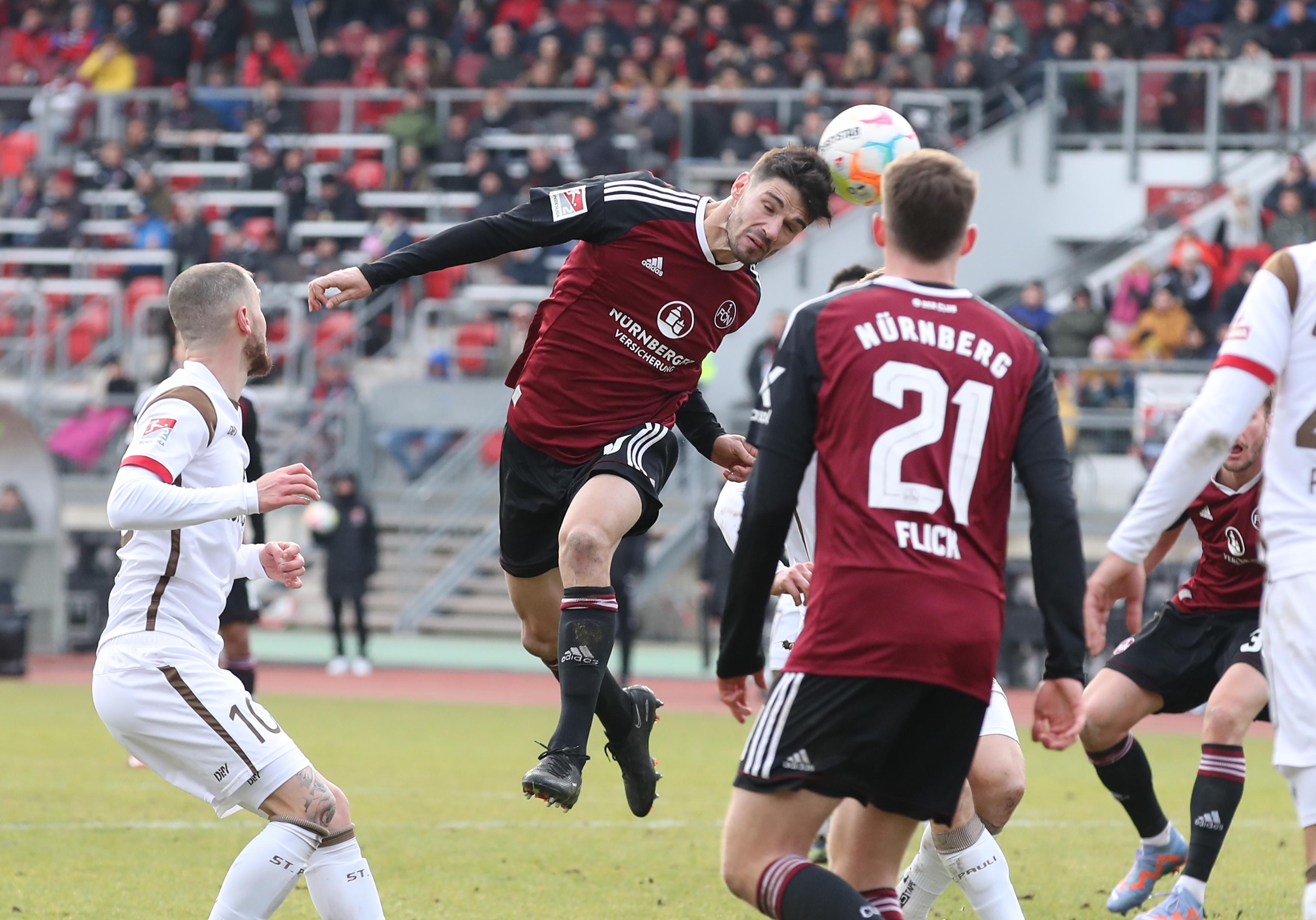 Der neunmalige Deutsche Meister rennt in der Schlussphase immer wieder an, scheitert aber entweder an St. Paulis aufmerksamer Defensive oder in letzter Instanz am Keeper Vasilj. Der Bosnier, der im Übrigen auch schon für die Club-Amateure aktiv war, ist immer da, wenn der Kiez-Klub ihn braucht.
