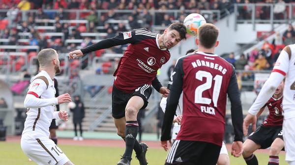 Der neunmalige Deutsche Meister rennt in der Schlussphase immer wieder an, scheitert aber entweder an St. Paulis aufmerksamer Defensive oder in letzter Instanz am Keeper Vasilj. Der Bosnier, der im Übrigen auch schon für die Club-Amateure aktiv war, ist immer da, wenn der Kiez-Klub ihn braucht.