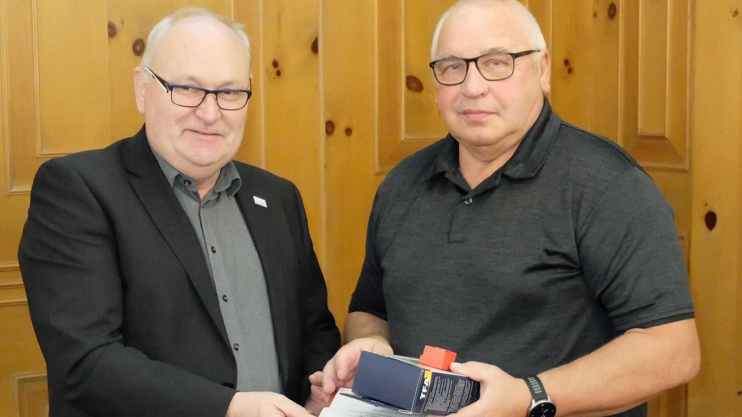 Bürgermeister Willi Albrecht (links) dankte Reinhard Glatza für 150 Mal Blutspenden.
