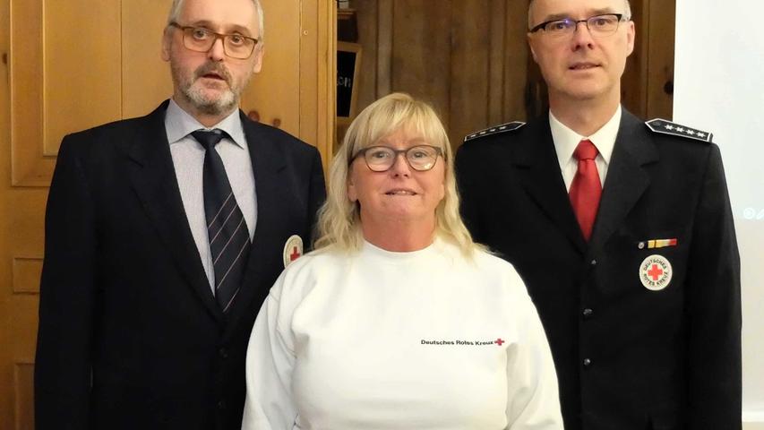 Klaus Würschinger leitet seit langem die Blutspendetermine, Ingeborg Totzauer ist die gute Seele der Bereitschaft und Martin Stumpf wurde für seine 25-jährige Tätigkeit als Bereitschaftsleiter ausgezeichnet. Klaus Würschinger leitet seit langem die Blutspendetermine, Ingeborg Totzauer ist die gute Seele der Bereitschaft und Martin Stumpf wurde für seine 25-jährige Tätigkeit als Bereitschaftsleiter ausgezeichnet.