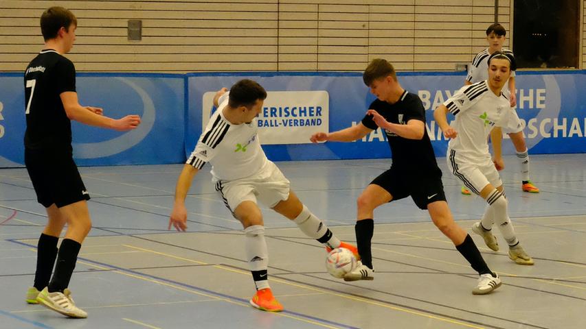 Die U17-Junioren des SSV Oberhochstatt (am Ball Fabio Vierke) legten bei der Bayerischen Hallenfußball-Meisterschaft in Deggendorf einen starken Auftritt hin und wurden am Ende Dritter.