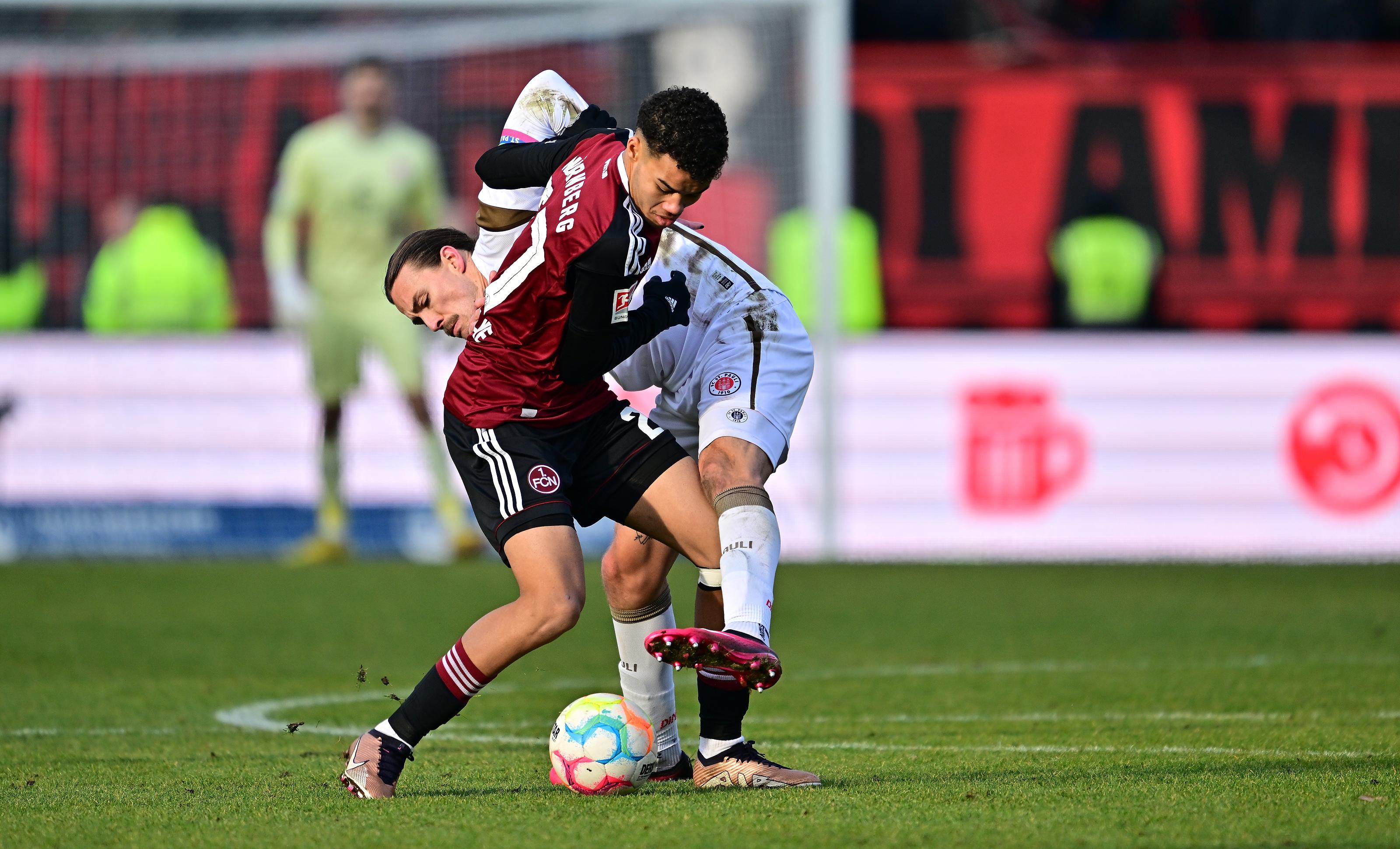 Der in der 81. Minute eingewechselte Jermain Nischalke kommt kurz vor Schluss nochmal aussichtsreich in Position: Tempelmann schiebt dem Youngster den Ball zu, doch anstatt des Abschlusses sucht der 19-Jährige eine noch bessere Schussposition - und braucht zu lange. Sinnbildlich für den FCN an diesem Tag.