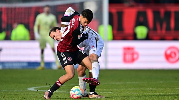 Der in der 81. Minute eingewechselte Jermain Nischalke kommt kurz vor Schluss nochmal aussichtsreich in Position: Tempelmann schiebt dem Youngster den Ball zu, doch anstatt des Abschlusses sucht der 19-Jährige eine noch bessere Schussposition - und braucht zu lange. Sinnbildlich für den FCN an diesem Tag.