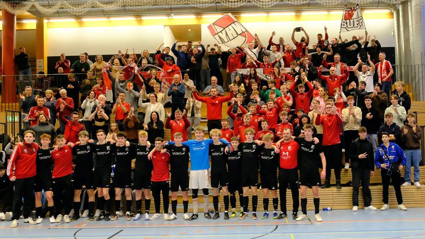 Die U17-Jungs aus Oberhochstatt und ihre mitgereisten Fans feierten gemeinsam Platz drei bei der "Bayerischen".