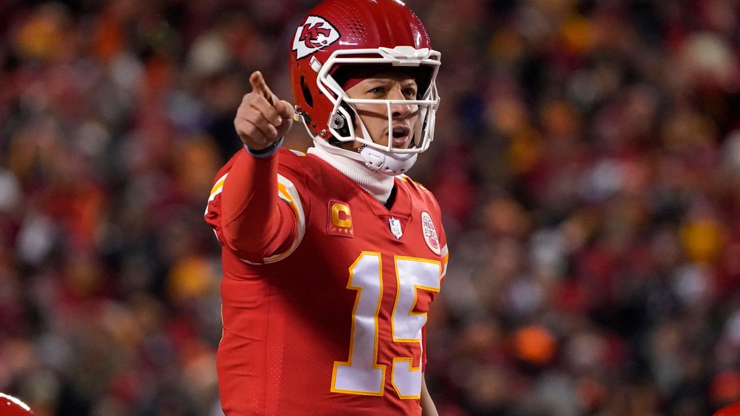 Der Quarterback der Kansas City Chiefs, Patrick Mahomes, gibt seinen Teamkollegen auf dem Spielfeld ein Zeichen. Der Quarterback der Kansas City Chiefs, Patrick Mahomes, gibt seinen Teamkollegen auf dem Spielfeld ein Zeichen.