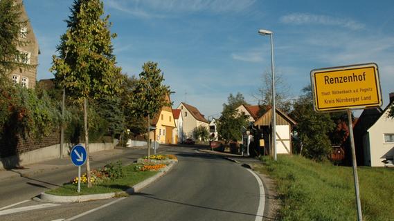 Die Polizei sichert Spuren: Wie kam das Renzenhofer Ortsschild nach Diepersdorf?