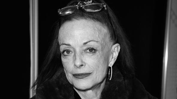 Schon fast 60 Jahre vor der Netflix-Serie "Wednesday" hat US-Schauspielerin Lisa Loring die schlecht gelaunte Tochter der gruseligen Addams Family gespielt. Der einstige Kinderstar der amerikanischen Fernsehserie "Die Addams Family" (1964-1966) habe einen tödlichen Schlaganfall erlitten, so ihre Tochter gegenüber dem Branchenblatt Variety. Loring wurde 64 Jahre alt.