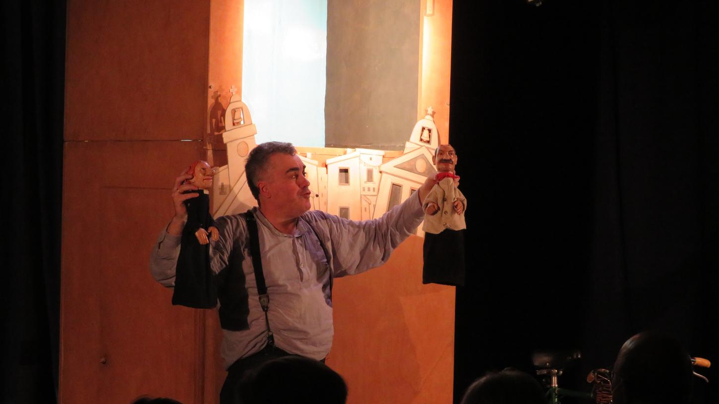 Zeigte in Ellingen die hohe Kunst des Puppenspiels: Markus Dorner mit den Figuren Don Camillo und Peppone. Zeigte in Ellingen die hohe Kunst des Puppenspiels: Markus Dorner mit den Figuren Don Camillo und Peppone.