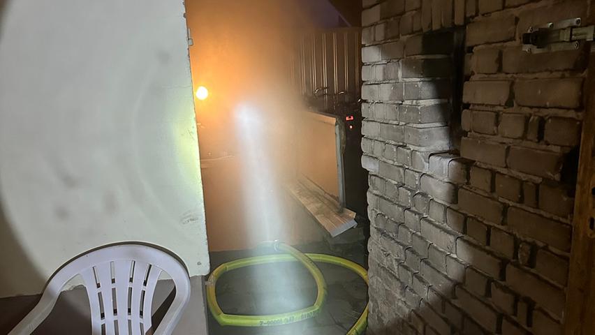 Die Feuerwehr hat am Samstagabend unter Einsatz von Atemschutzgeräten ein Feuer in einem Wohnhaus bekämpft.