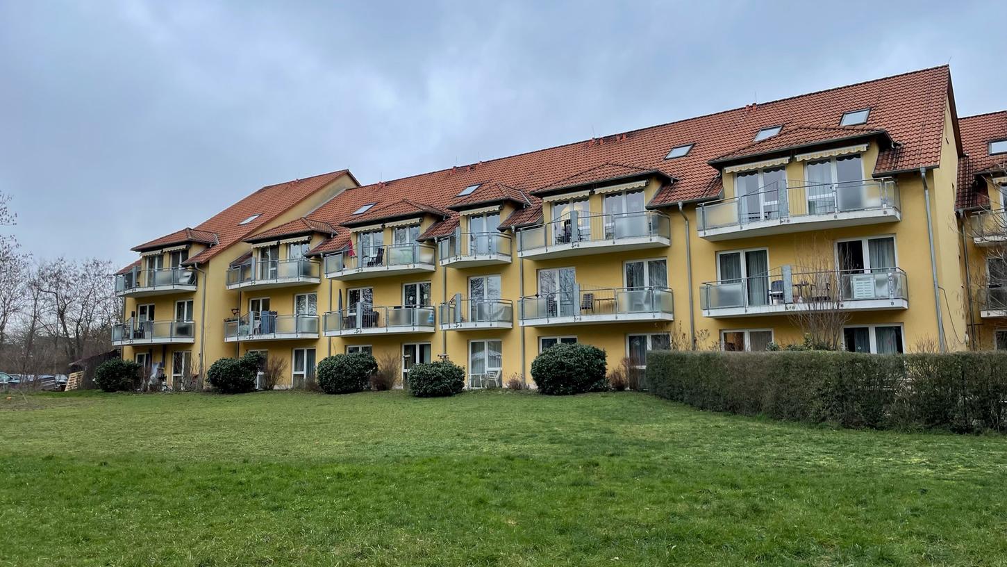Blick in den Kurpark: Einige der Balkone des Vitalis Wohnparks in Bad Windsheim sind Richtung Park ausgerichtet.