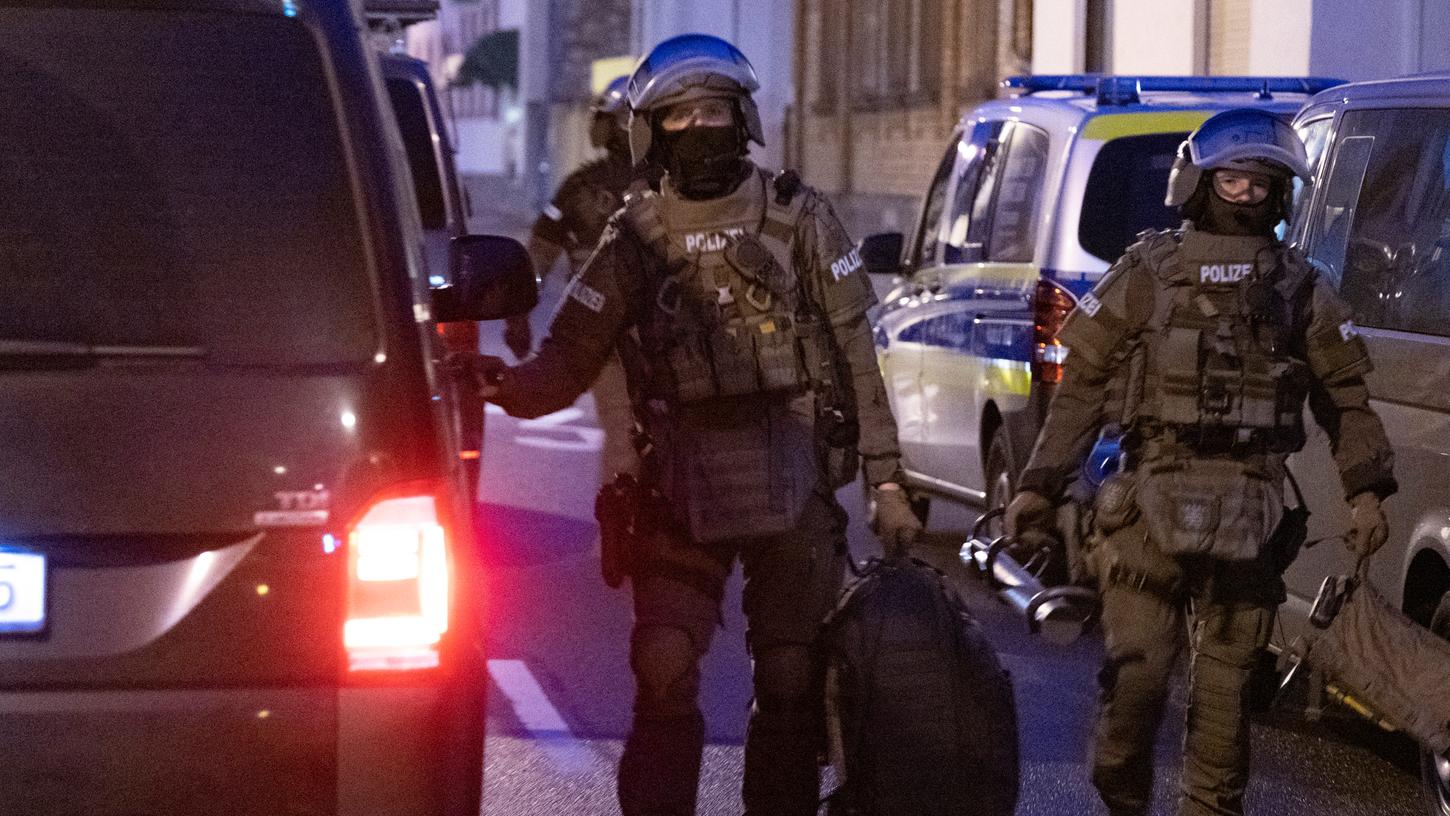 Kräfte des Spezialeinsatzkommandos (SEK) nahmen den Verdächtigen in einem mutmaßlichen Korruptionsskandal am Staatlichen Bauamt fest. Kräfte des Spezialeinsatzkommandos (SEK) nahmen den Verdächtigen in einem mutmaßlichen Korruptionsskandal am Staatlichen Bauamt fest.