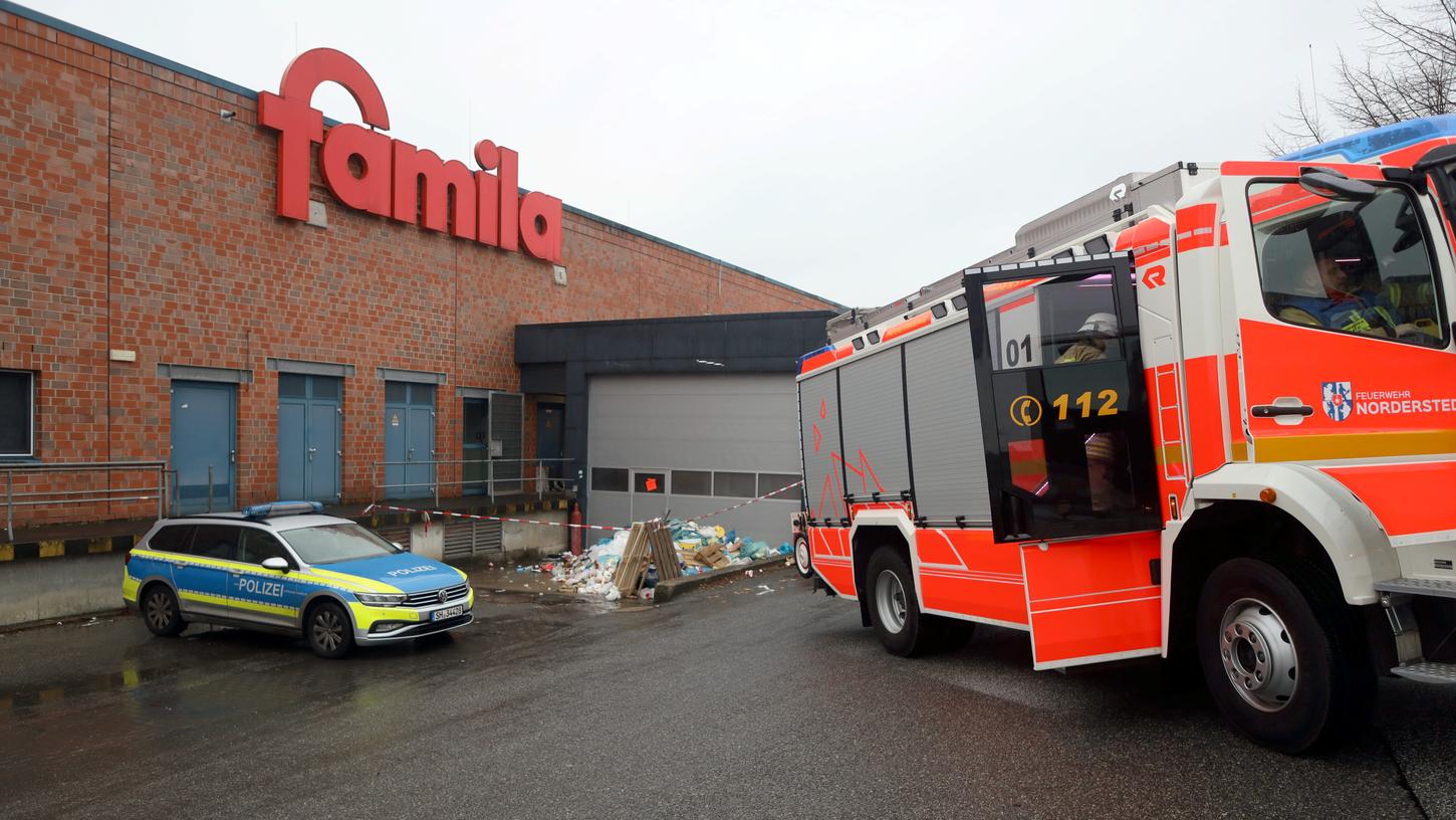 Ein 69 Jahre alter Mann ist am Sonntag tot in einer Müllpresse an einem Supermarkt in Norderstedt entdeckt worden. Ein 69 Jahre alter Mann ist am Sonntag tot in einer Müllpresse an einem Supermarkt in Norderstedt entdeckt worden.