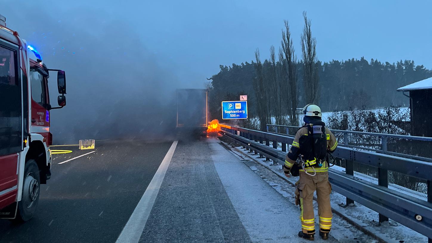 Auf der A9 in Höhe Thiergarten in Fahrtrichtung München brannte am Montagvormittag ein Lkw. Auf der A9 in Höhe Thiergarten in Fahrtrichtung München brannte am Montagvormittag ein Lkw.
